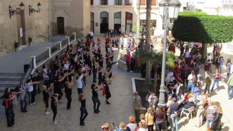 Gran acogida de la original iniciativa de Vera para celebrar el Día de la Mujer con un baile colectivo