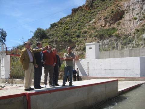 La Junta repara el aforador de Darrcal, que mide el agua que aporta el ro Grande al embalse de Bennar 