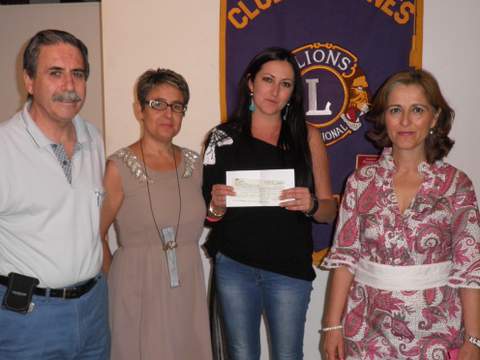 El Club de Leones  de Huércal-Overa entrega la cantidad recaudada en el Festival Benéfico a una joven huercalense para ayudarla a recuperar a su hija