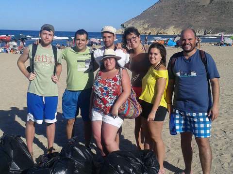 Juventudes Socialistas de Njar promueve durante agosto la limpieza de las playas del municipio