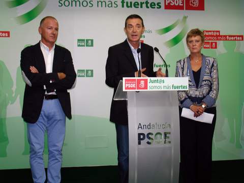 El PSOE exige al alcalde de Almería que deje de plegarse ante su partido y defienda la ciudad “con vehemencia”