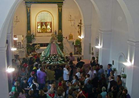 Cientos de vecinos acuden a Huebro para disfrutar de su romera y de la ltima fiesta del verano del municipio