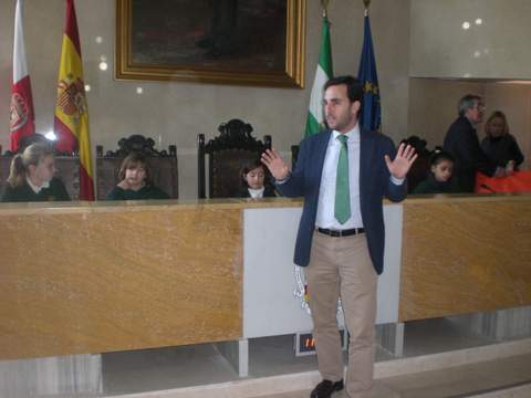 Carlos Snchez recibe a 80 alumnos del colegio Stella Maris para explicarles el funcionamiento del Ayuntamiento