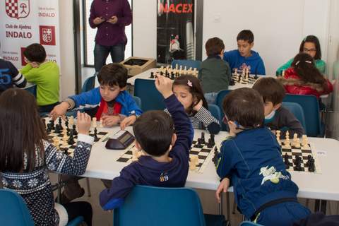 Juguetes y Trofeos en el encuentro de navidad del Club de Ajedrez Indalo con los alumnos de sus escuelas