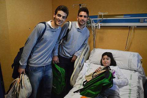 Noticia de Almería 24h: Los jugadores de Unicaja Almería ejercen de Reyes Magos en el Hospital Torrecárdenas