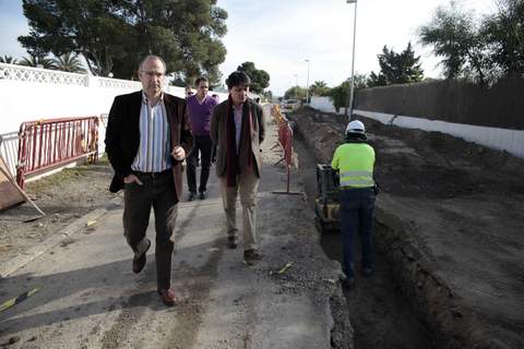 Noticia de Almería 24h: El alcalde visita las obras de abastecimiento y saneamiento de Retamar Norte, que acabarán con la totalidad de los pozos negros