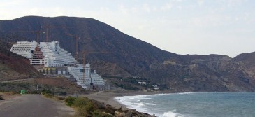Noticia de Almera 24h: La Junta prepara un plan de empleo para Carboneras una vez se derribe el hotel de El Algarrobico