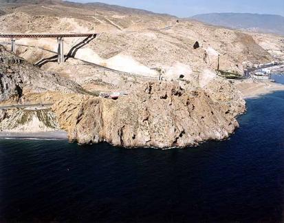 Agentes de la Polica Local evitan el suicidio de un adolescente en los acantilados de la playa de Las Olas