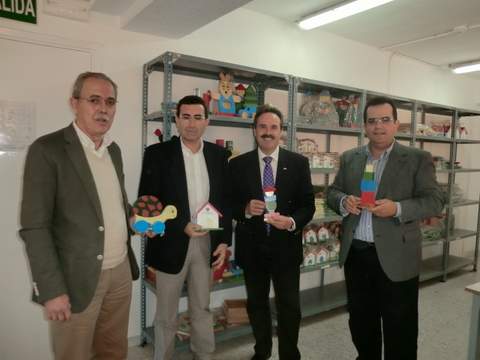Noticia de Almera 24h: La Unidad de Estancia Diurna Javier Pea hace entrega de juguetes y material educativo infantil al Ayuntamiento de Njar