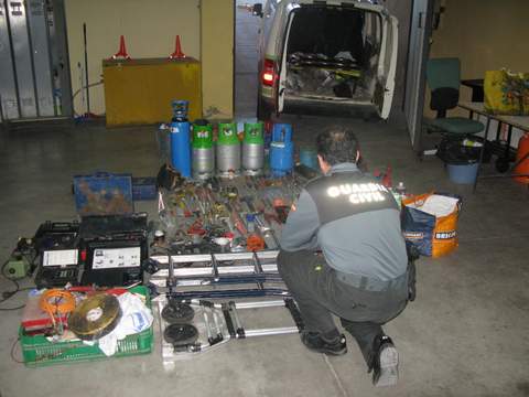 Noticia de Almería 24h: Roban un vehículo cargado con gran cantidad de herramientas y en la discusión por el reparto se lesionan entre ellos
