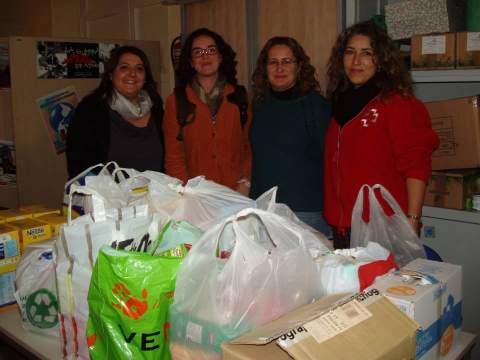 Dinamizadoras de los centros Guadalinfo hacen entrega a Cruz Roja en  Almería de los productos recogidos dentro del Proyecto “Solidarízate”