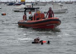 La Guardia Civil auxilia a una persona que pretenda quitarse la vida en el mar