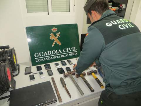 Noticia de Almera 24h: La Guardia Civil practica 4 detenciones y esclarece 12 robos y hurtos cometidos en su mayora en instalaciones agrcolas