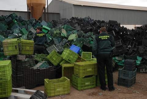 La Guardia Civil imputa a una persona por apropiarse de cajas de plástico para la agricultura