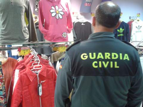 La Guardia Civil se incauta de ms de 500 prendas de ropa falsificadas