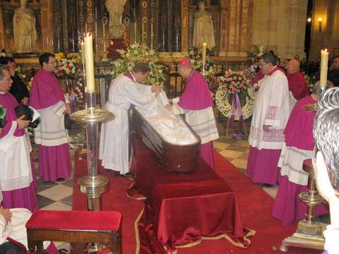 Noticia de Almera 24h: La Misa de exequias por el Obispo Emrito de Almera congreg a cientos de fieles