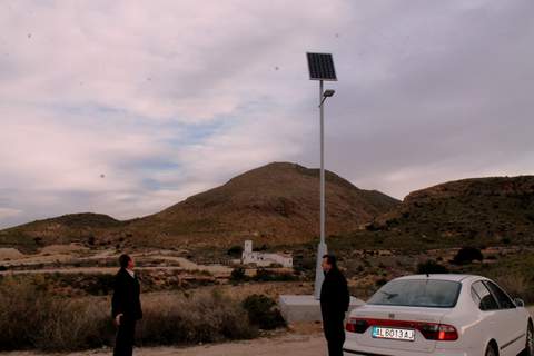 Noticia de Almera 24h: El Ayuntamiento apuesta por la energa solar para la iluminacin pblica de farolas en zonas y cortijos alejados del casco urbano
