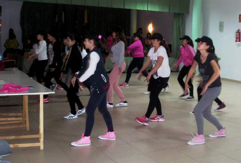 Ms de 30 jvenes han participado en el curso de baile  FUNKY, HIP HOP  Y MSICA DANCE