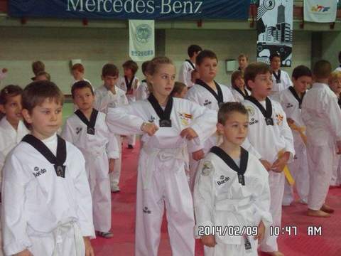 Doce jvenes de la escuela municipal de Taekwondo nijarea consiguen el cambio de cinturn en Aguadulce
