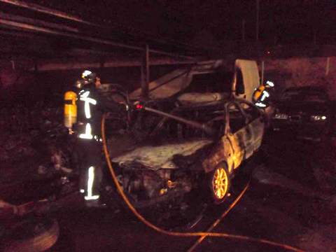 Noticia de Almera 24h: Los Bomberos sofocan un incendio en el depsito de vehculos de larga estancia que afecta a 93 vehculos destinados al desguace