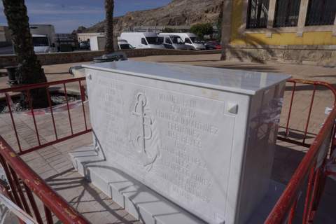 El Ayuntamiento traslada el monumento Brbara y Jaime a Pescadera