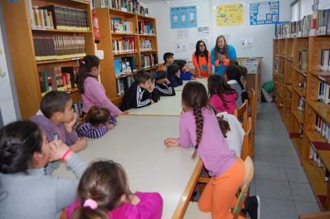 Fernndez-Pacheco visita el taller rase una vez la msica en la biblioteca de La Chanca