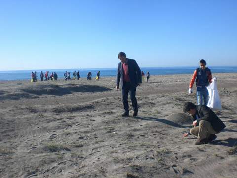 Guzmn felicita a los alumnos del IES El Alquin por su labor de concienciacin durante la limpieza de la playa de El Perdigal