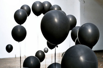 Suelta de globos negros en la Ciudad de la Justicia contra la privatización de los Registros Civiles