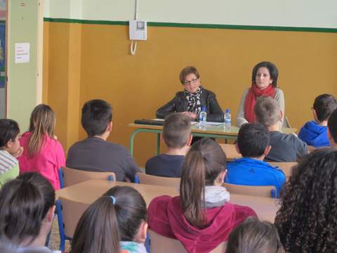 Noticia de Almera 24h: Adriana Valverde comparte con alumnos de un colegio de Adra la celebracin del Da de Andaluca