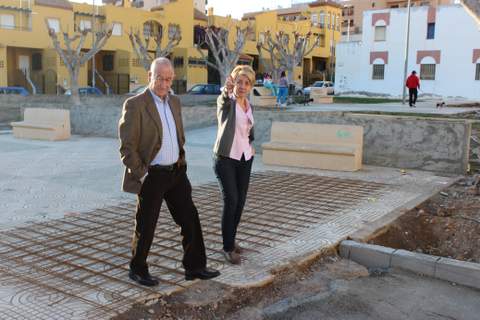 Noticia de Almera 24h: El alcalde y la concejal de Gestin de la Ciudad visitan las obras de la Plaza Lanzarote, en Aguadulce
