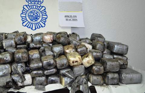 Noticia de Almera 24h: Interceptada en el puerto de Almera una furgoneta con 40 kilos de hachs ocultos en caletas