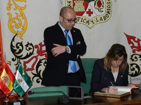 El Alcalde recibe en el Ayuntamiento a la presidenta de la Junta de Andaluca
