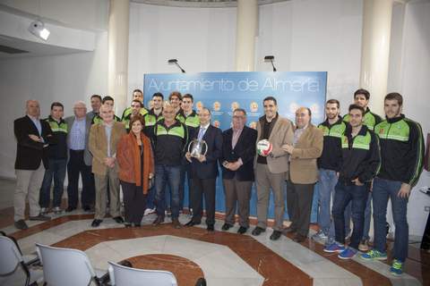 El alcalde elogia el trabajo de aos que ha llevado a Unicaja Almera Voleibol a obtener su novena Copa del Rey 