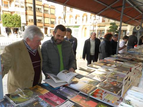 La Plaza de la Constitución acoge la Feria del libro Antiguo  y de Ocasión