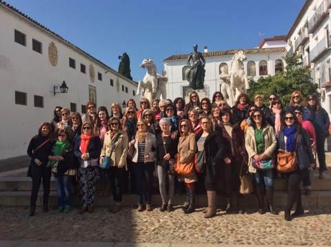 Un grupo de mujeres disfrutan de un viaje cultural a Crdoba