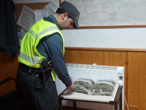 La Guardia Civil se incauta de 570 gr. de marihuana y detiene a los 3 presuntos autores de un delito contra la salud pblica