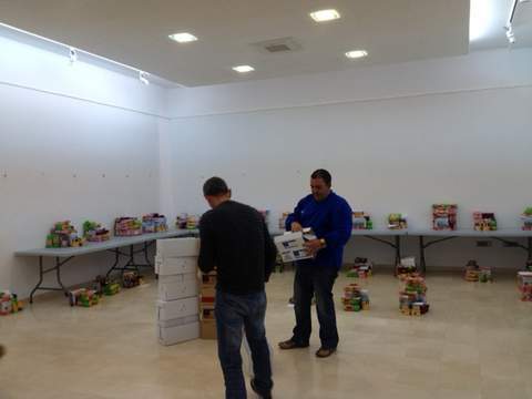 Reparto de la ltima entrega de alimentos del 2013 entre 58 familias