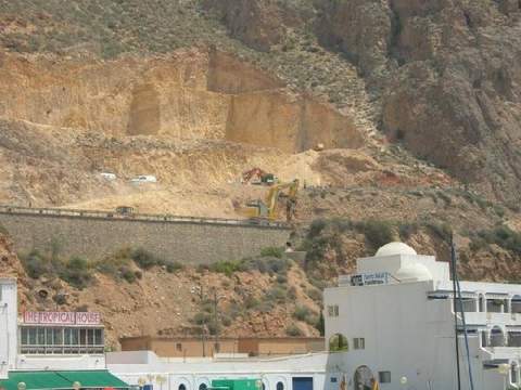 Noticia de Almería 24h: El PSOE pide la restauración paisajística de los acantilados de Aguadulce tras la sentencia del TSJA