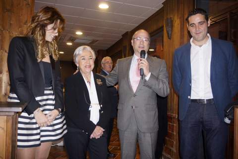 El alcalde de Almera felicita al Hotel La Perla en su 50 aniversario