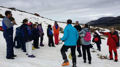 Diputacin lleva a medio centenar de almerienses a practicar las raquetas de nieve en Sierra Nevada