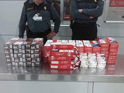 La Guardia Civil se aprehende de 700 cajetillas de tabaco en el Aeropuerto de la Capital