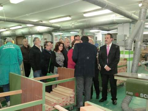 El Ayuntamiento de Rioja y dos centros sociales de Almera reciben mobiliario fabricado en la Unidad de Estancia Diurna Javier Pea 