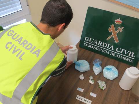 Dos detenidos y más de un kilo de cocaína incautada en las taquillas de un centro deportivo