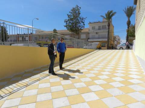 Noticia de Almera 24h: El Ayuntamiento mejora la zona de la Alameda con la colocacin de losas en un espacio muerto