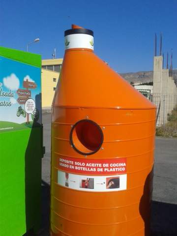 Noticia de Almera 24h: Renovados los contenedores para la recogida de aceite domstico usado en el municipio de Vcar