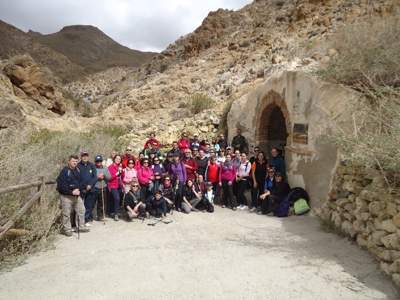 Los cuevanos visitan el Yacimiento Arqueológico de Fuente Álamo en una ruta senderista