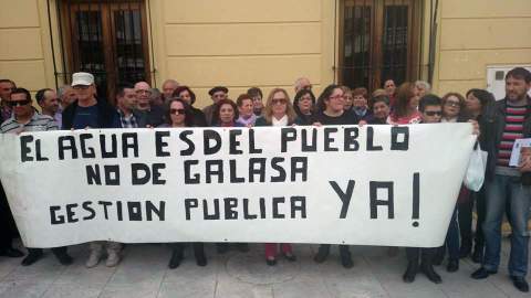 El PSOE apoya a los vecinos de Cantoria en su protesta contra el Ayuntamiento por la subida del agua en hasta un 260%