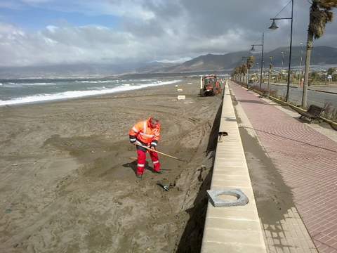 Noticia de Almera 24h: En marcha el dispositivo especial de limpieza para poner a punto las playas ejidenses de cara a las vacaciones de Semana Santa