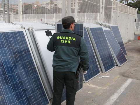 Noticia de Almería 24h: Dos detenidos y recuperadas 139 placas solares sustraídas en Italia en una operación en el puerto