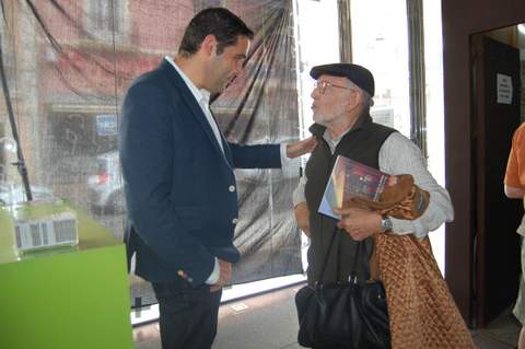 Juanjo Alonso regala al actor lvaro de Luna el libro Los Refugios de Almera